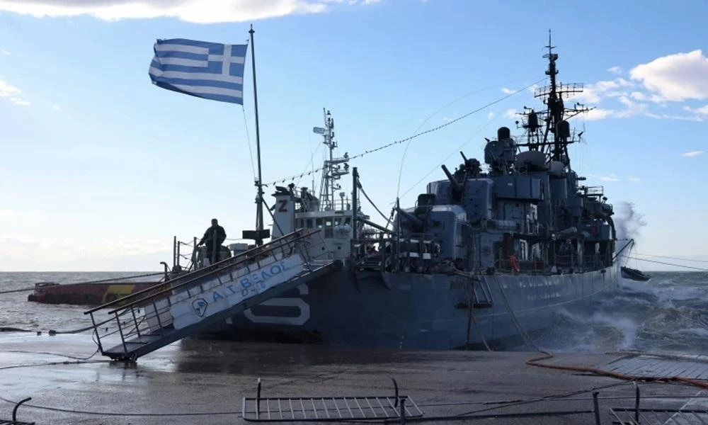 Θεσσαλονίκη: Ολοκληρώθηκε η ρυμούλκηση του ιστορικού αντιτορπιλικού «Βέλος»
